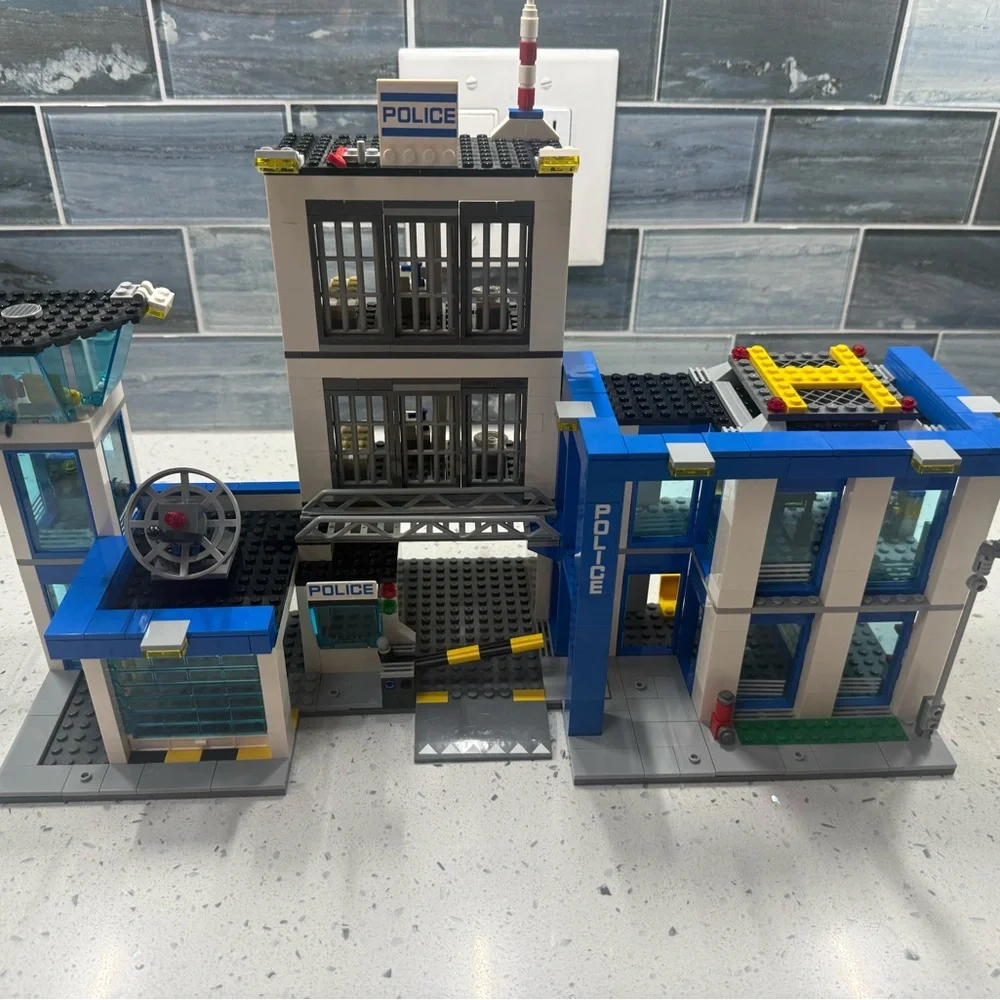 60047 LEGO City Police Station - Picture 4 of 16